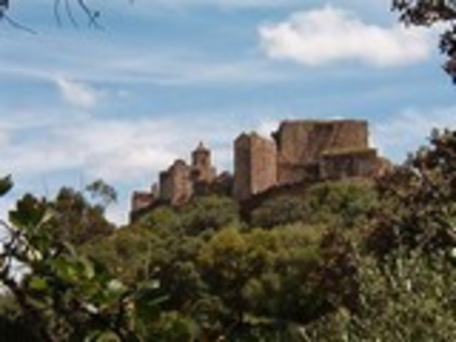 Castillo de Azagala y sierra de Santiago.