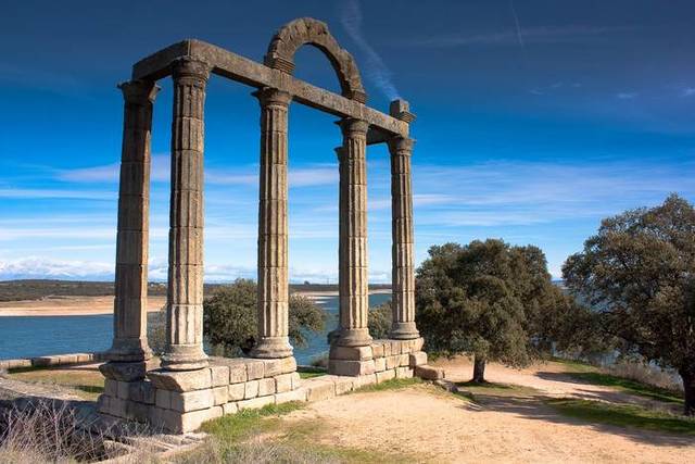 EL PÓRTICO ROMANO DE LA ANTIGUA AGUSTOBRIGA