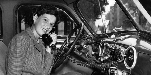 Se extendió el uso de teléfonos al público en general.  Hasta entonces era únicamente para uso gubernamental. Los teléfonos pesaban demasiado y ocupaban todo un maletero.