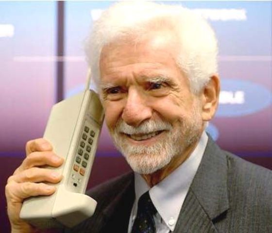 Martin Cooper, director corporativo de Motorola mostraron el primer prototipo funcional de un teléfono celular personal. Realizó la primera llamada desde un teléfono móvil , el DynaTAC 8000x