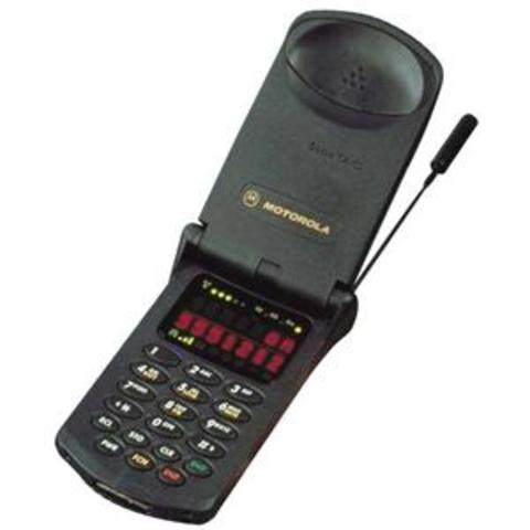 Sale el Motorola StarTAC, el primer móvil plegable.