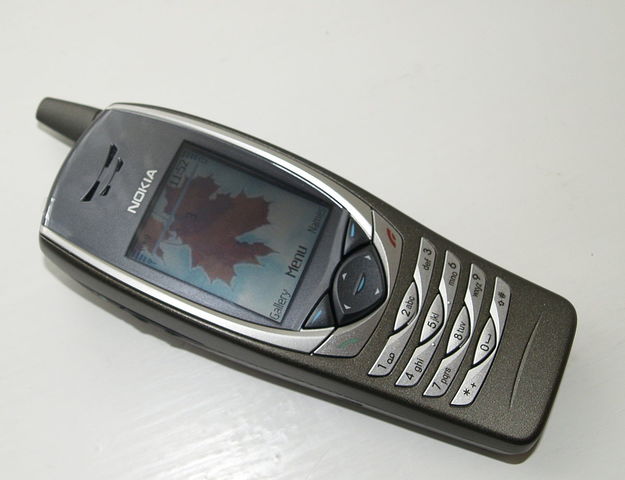 Nokia lanza el primer teléfono 3G, el Nokia 6650.