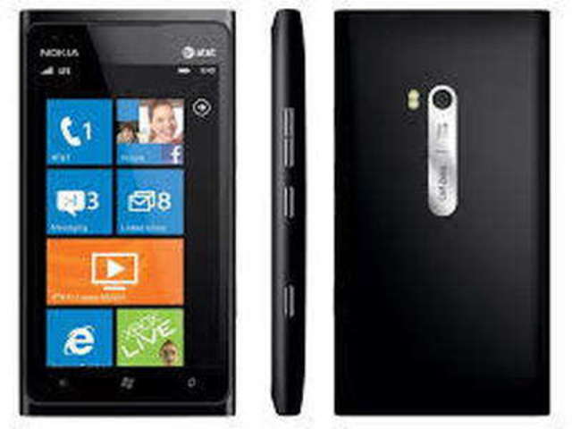 Nokia lanza su primer Windows Phone, el Lumia 800.