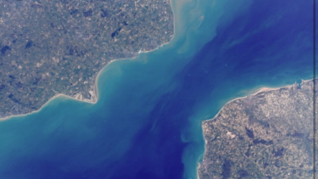 The first crossing of the channel from France to England was achieved by the swimmer Enrique Tiriboschi in 16 hours and 33 minutes