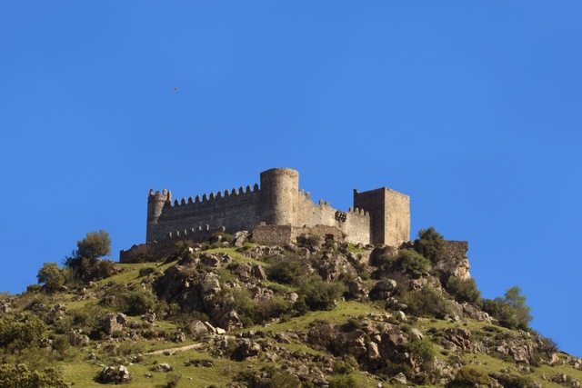 Castillo de Burguillos del Cerro, siglo XIII