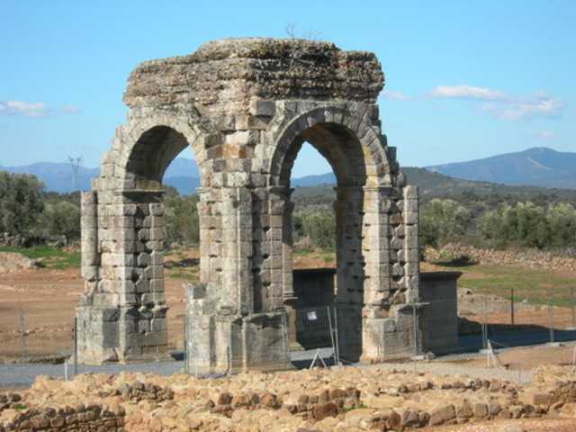 Arco romano de Cáparra
