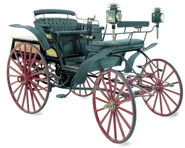 Primer automóvil con accionamiento por ruedas de fricción.