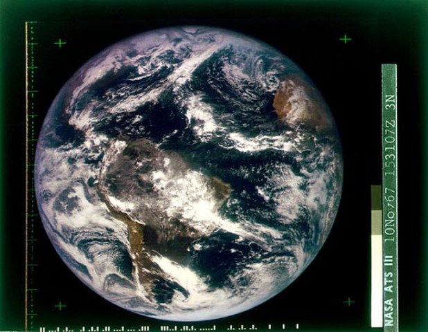 A primeira fotografia total da terra