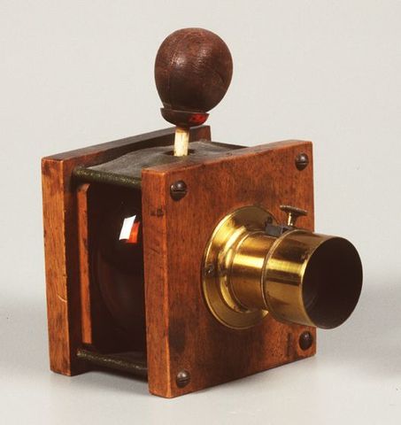 Aparecimento das câmaras que permitem revelar dentro do próprio equipamento