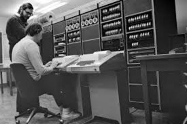 PRIMER SERVICIO DE TELFONÍA MÓVIL