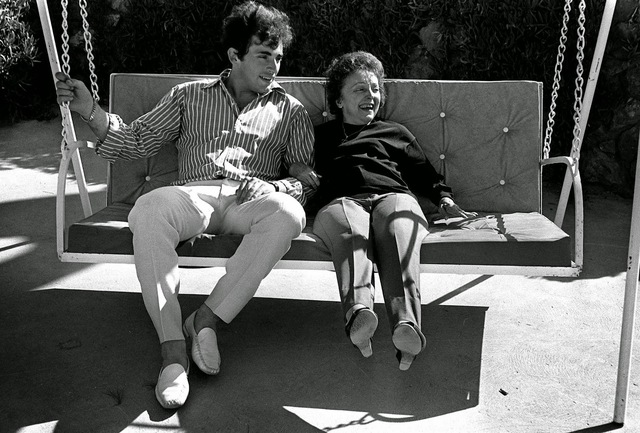 She married Théo Sarapo