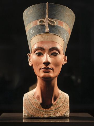 TUTMOSE ESCULPE EL BUSTO DE NEFERTITI