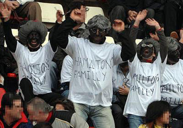 Lewis Hamiltonek irainak jasan zituen harmailetan beltzez mozorratutako zale batzuengatik