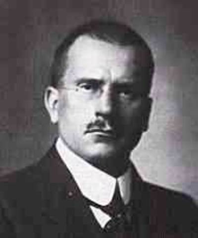 Jung es elegido Presidente Permanente durante el Segundo Congreso Internacional de Psicoanálisis, celebrado en Núremberg. Nace su tercera hija, Marianne.