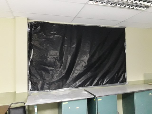 tapado de ventanas con plástico negro