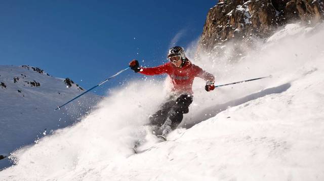 Baixo per primer cop una pista negra esquiant