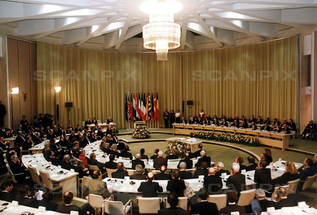 EU-medlemslandene bliver enige om indførslen af Maastricht-traktaten.