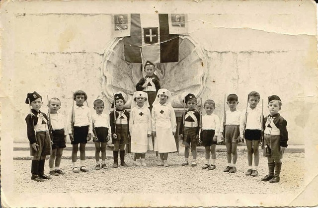 Gli insegnanti (dai maestri elementari ai professori universitari ) furono obbligati a iscriversi al partito fascista e giurare fedeltà al regime, solo pochi rifiutarono con gravi danni alla loro carriera e rischi per la loro stessa persona