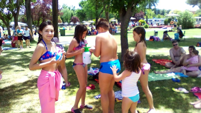 ACTUALIDAD 2017 NIÑOS EN EL CONFLICTO ARMADO. ACTUALMENTE. Paso a la edad adulta, lo determina la independencia económica, capacidad de creación y adaptación social.