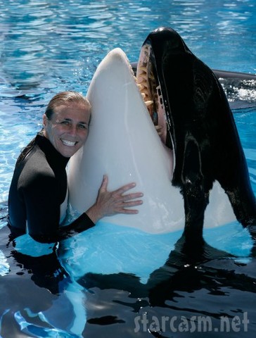 Trainer dragged underwater by Orca at SeaWorld show and dies.