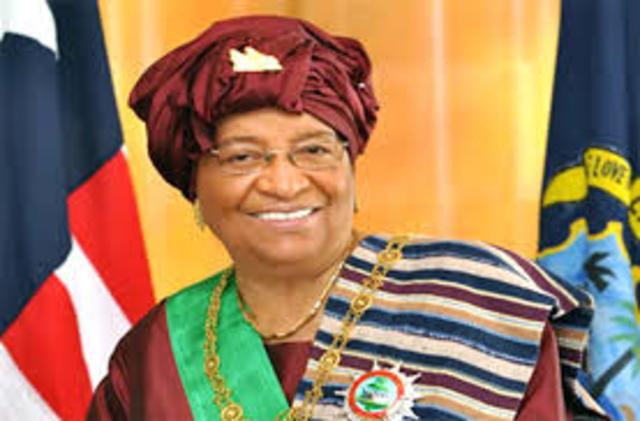 Ellen Johnson-Sirleaf se convierte en la primera mujer presidente en África, y en la primera presidenta negra del mundo