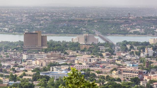 Bamako becomes the capital.
