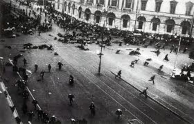 Bolshevik uprising fails in Petrograd
