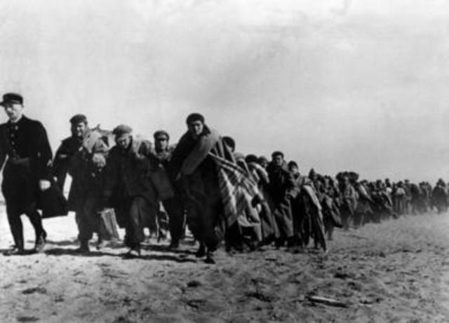 PRIMER TRABAJO Y POSTERIOR ABANDONO DEL PAÍS