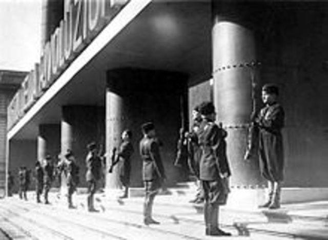 Tutti i dipendenti pubblici erano obbligati a iscriversi al partito fascista e a giurare fedeltà al regime