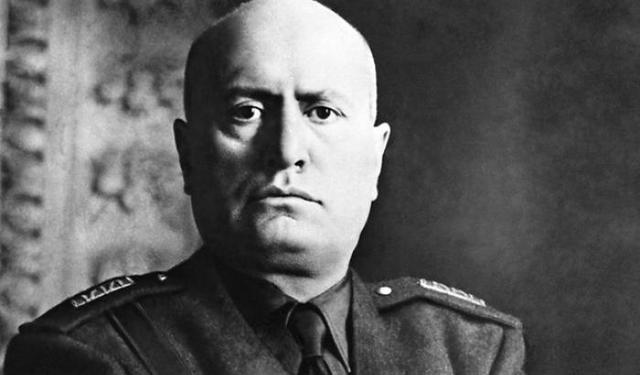 Mussolini approfitta di un momento di crisi politica per preparare un colpo di Stato