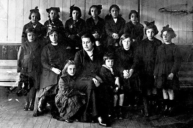 Gabriela Mistral es Maestra