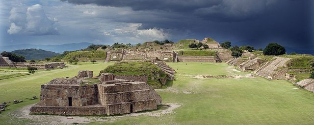 Monte Albán y pirámide de Cuicuilco