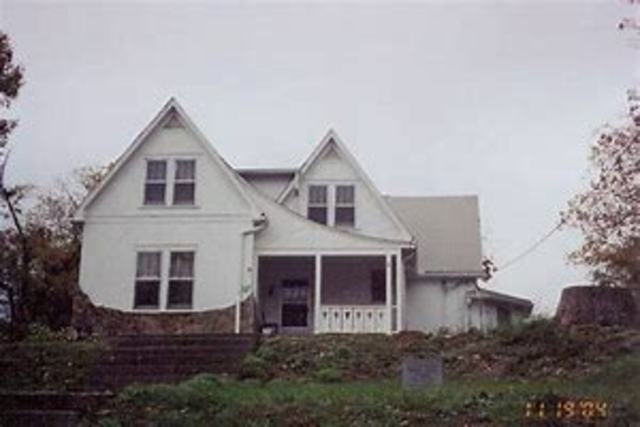 The Clintons move to Hot Springs