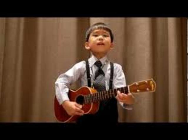 Espi starts to sing and play guitar (ukelele)