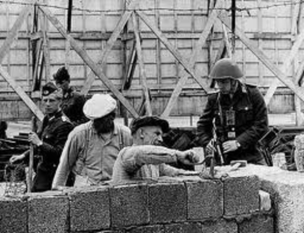 Berlinmuren satt opp