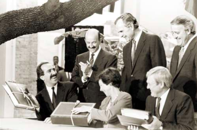 Carlos Salinas de Gortari firmó el Tratado de Libre Comercio con Estados Unidos y Canadá.