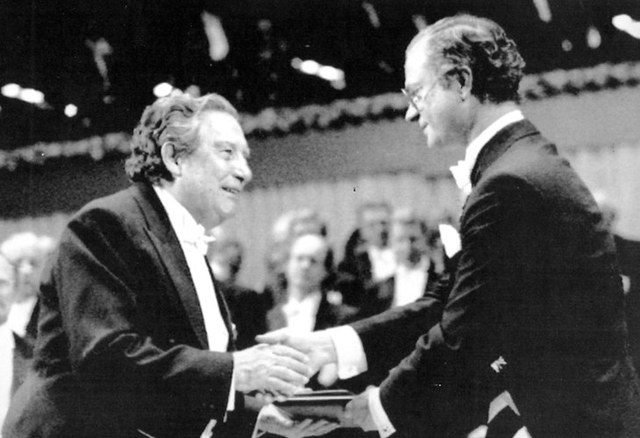 Octavio Paz Gana el Premio Nobel