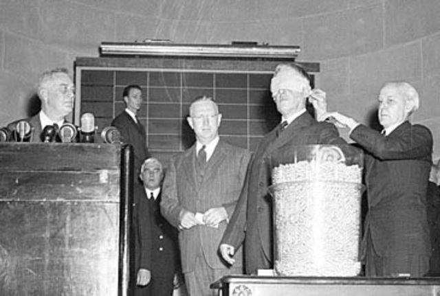 US Congress passes first peacetime draft