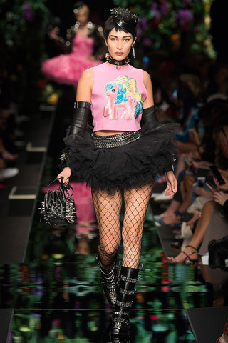 La roba d'alta costura s'ha transformat en grans maques de roba que presenten productes inassequibles.