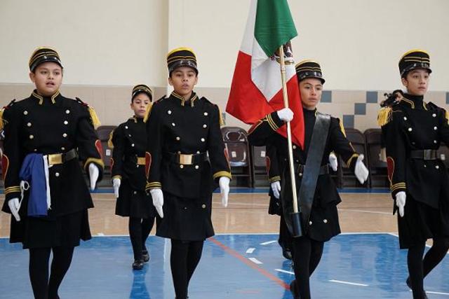 Participar en la escolta oficial y de concurso