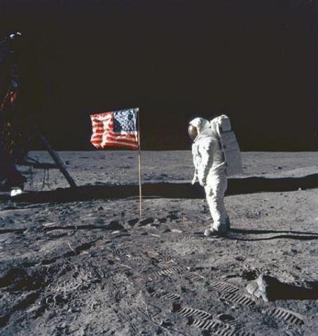 us lands in the moon