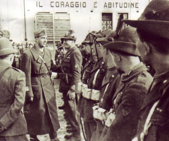 Si arruola volontario come tenente istruttore degli alpini