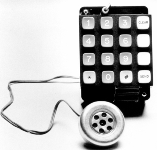 1972 Steve and his friend wiz illegally sell blue boxes that allow to make phone calls for free