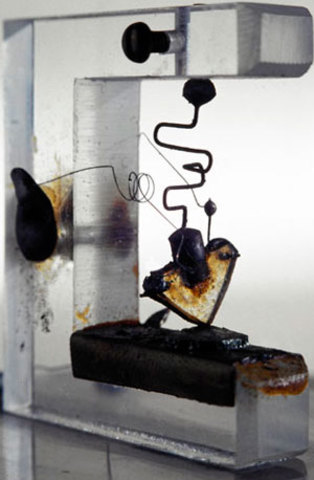 Invención del transistor semiconductor.