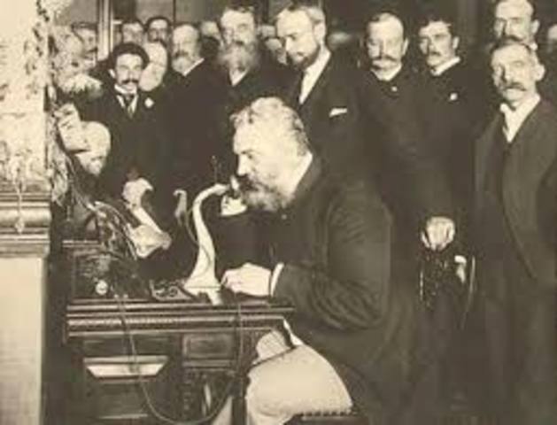 Graham Bell inventa el teléfono, en Boston, mientras Thomas Watson construye el primer aparato