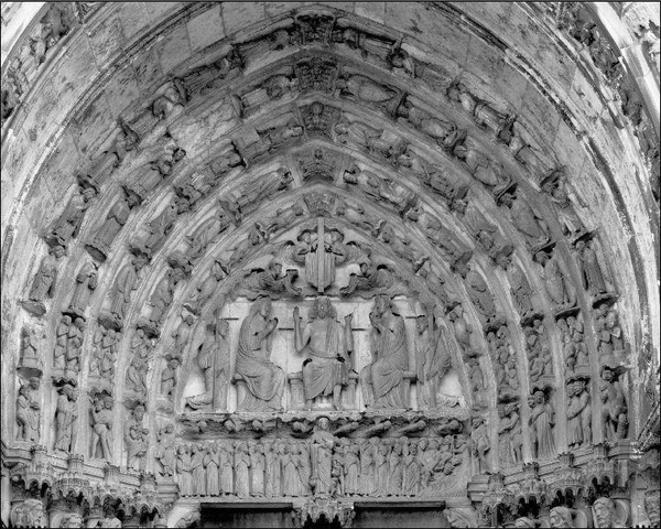 Timpano de la puerta central del transepto sur de Chartres