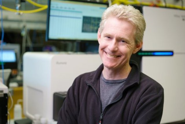 Joe DeRisi identifica el virus que causa la SARS