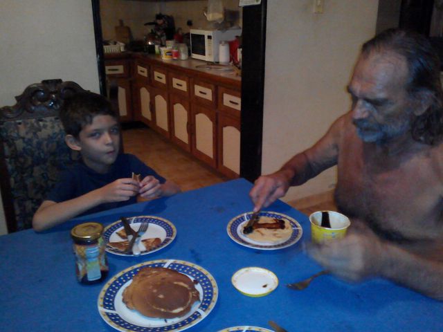 Comiendo con mi abuelo Rolf