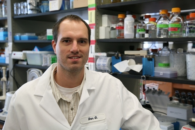 Daniel G. crea una célula bacteriana