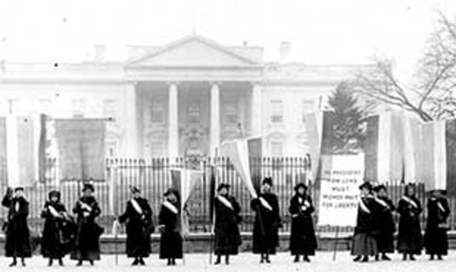 Women pickett the White House